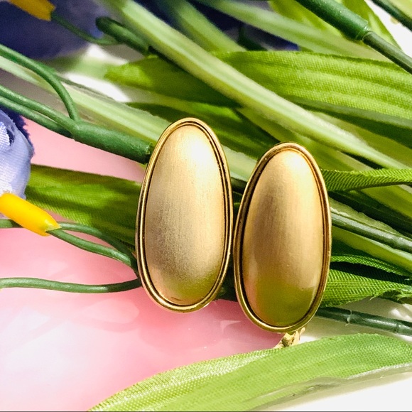 🌹Vintage Monet gold oval shape clip on earring - Picture 3 of 15